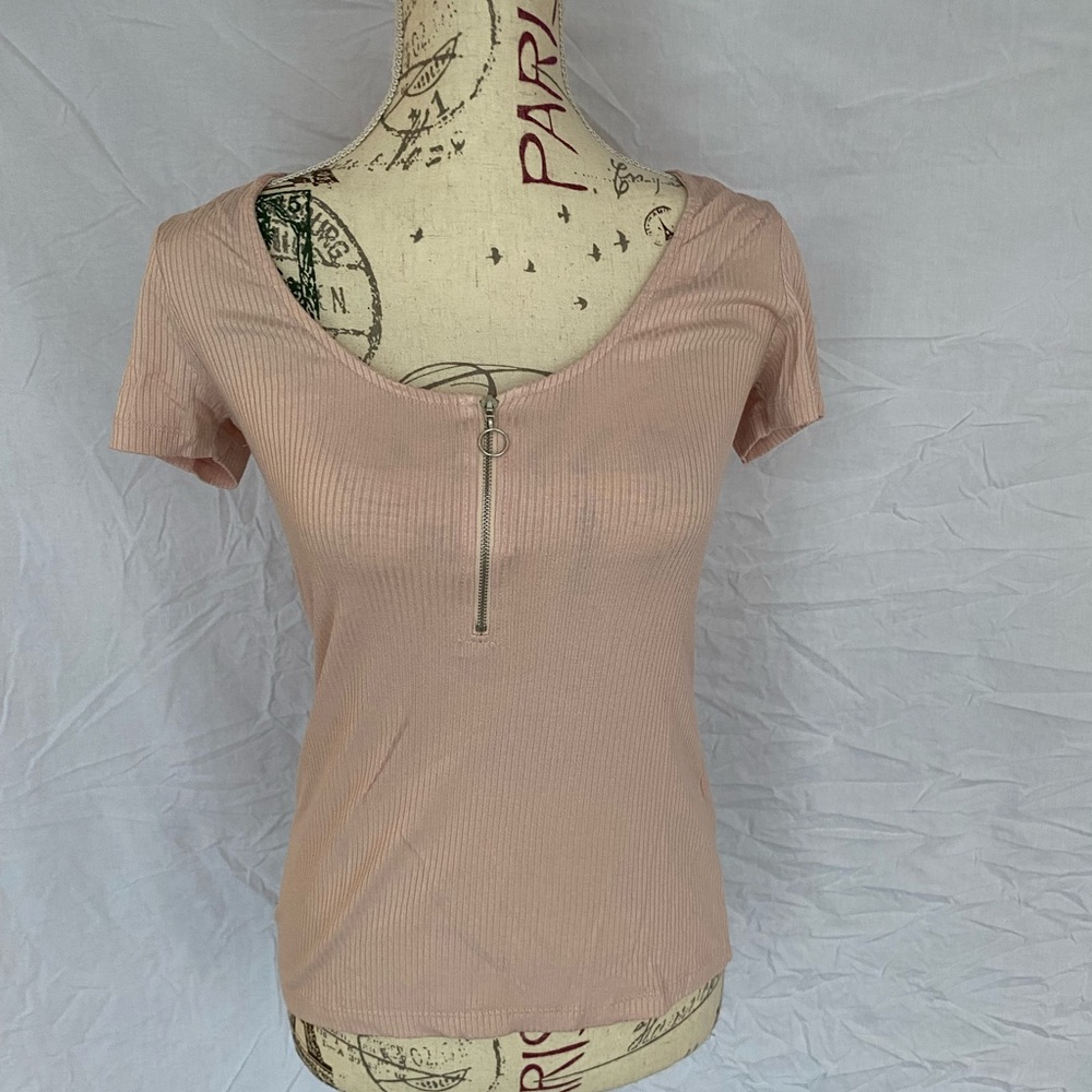 Light pink top without sleeves